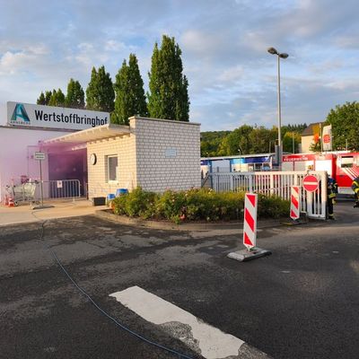 FW-AR: Übung am Wertstoffhof Obereimer: Feuerwehr trainiert den Ernstfall