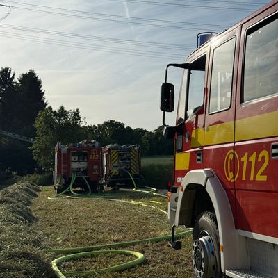 FW-EN: Dachstuhlbrand - Feuerwehr Hattingen verhindert Übergreifen der Flammen