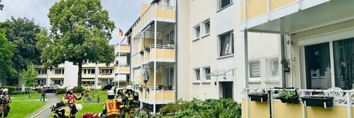 FW-HAAN: Kellerbrand in Mehrparteienhaus - Hund gerettet, mehrere Personen durch Rauchgase verletzt