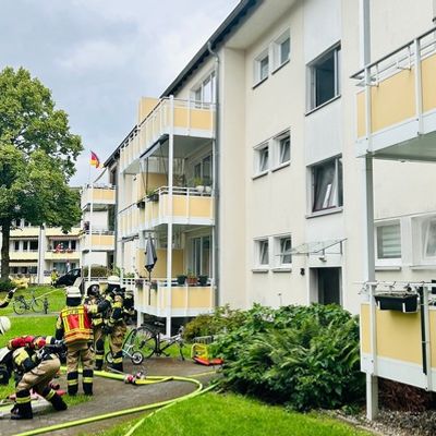 FW-HAAN: Kellerbrand in Mehrparteienhaus - Hund gerettet, mehrere Personen durch Rauchgase verletzt