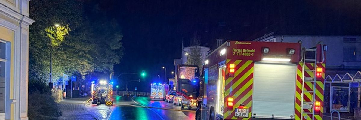 FW-DT: Zimmerbrand in Mehrparteienhaus - eine Person schwer verletzt