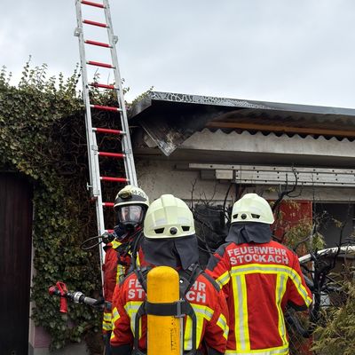 FW Stockach: Mülleimer-/Garagenbrand
