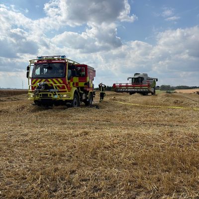 FW Mettmann: Mähdrescher geht in Flammen auf