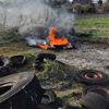 FFW Schiffdorf: Ereignisreicher Samstagabend für die Spadener Feuerwehr - Brennende Autoreifen und Vogel in misslicher Lage