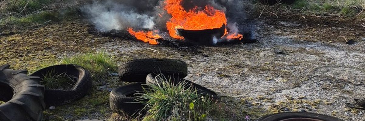 FFW Schiffdorf: Ereignisreicher Samstagabend für die Spadener Feuerwehr - Brennende Autoreifen und Vogel in misslicher Lage