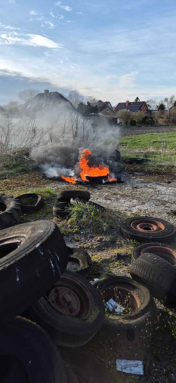 FFW Schiffdorf: Ereignisreicher Samstagabend für die Spadener Feuerwehr - Brennende Autoreifen und Vogel in misslicher Lage