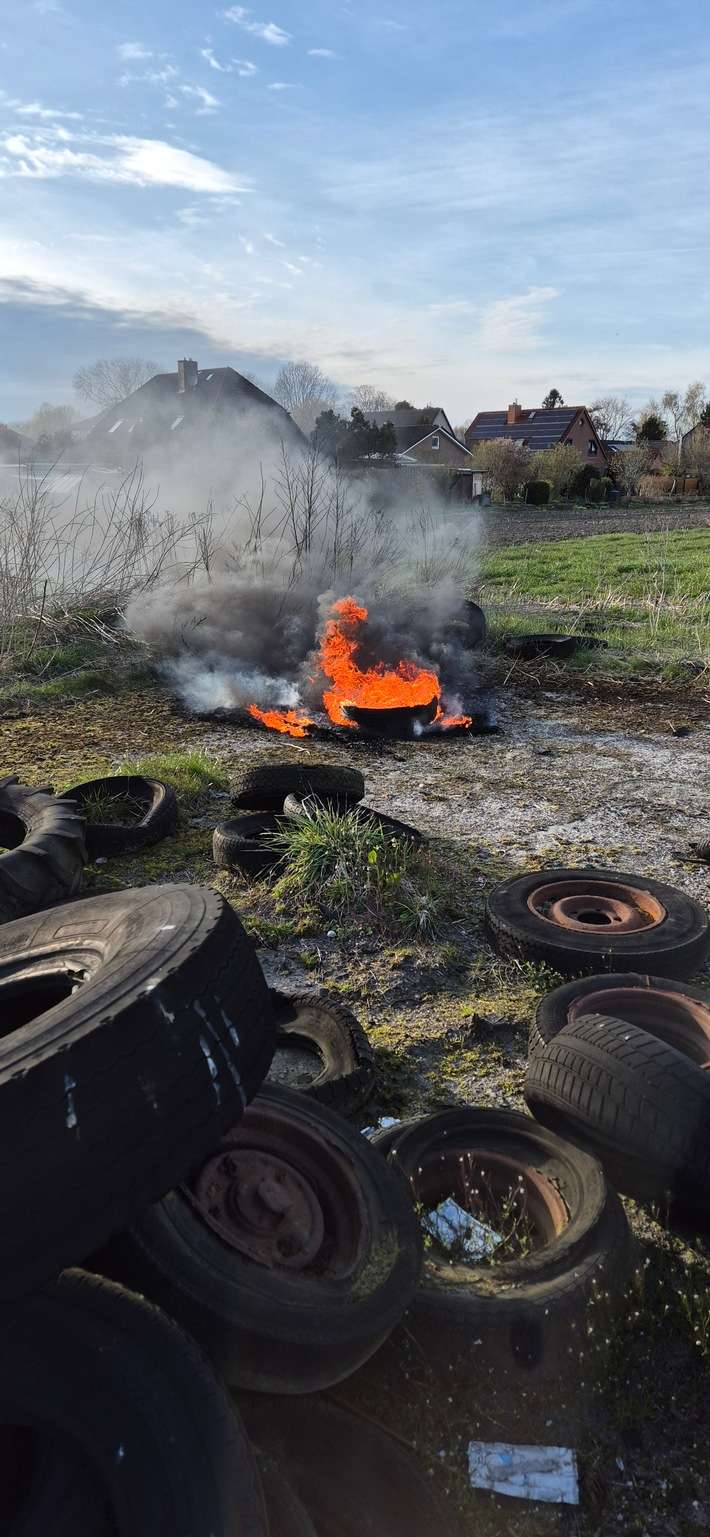 FFW Schiffdorf: Ereignisreicher Samstagabend für die Spadener Feuerwehr - Brennende Autoreifen und Vogel in misslicher Lage