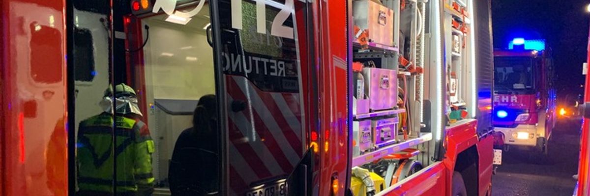 FW-OB: Zwei Personen von Zug erfasst - Großeinsatz an Bahnstrecke in Oberhausen