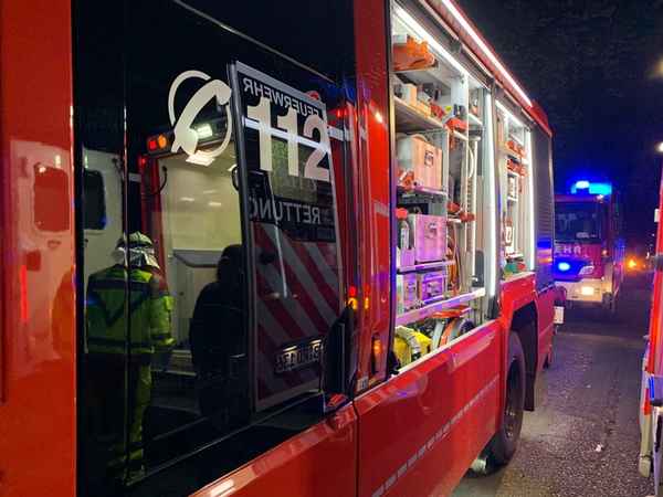 FW-OB: Zwei Personen von Zug erfasst - Großeinsatz an Bahnstrecke in Oberhausen