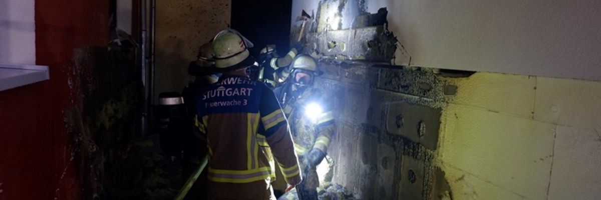 FW Stuttgart: Mülltonnenbrand greift auf Gebäudefassaden über