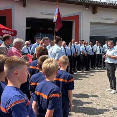 FW VG Asbach: Neues Mannschaftstransportfahrzeug für die Jugendfeuerwehr