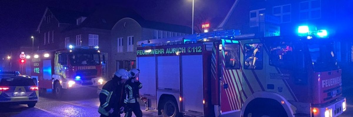 FW-AUR: Hinterhof-Garage brennt in der Nacht