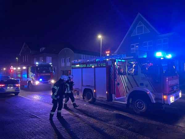 FW-AUR: Hinterhof-Garage brennt in der Nacht