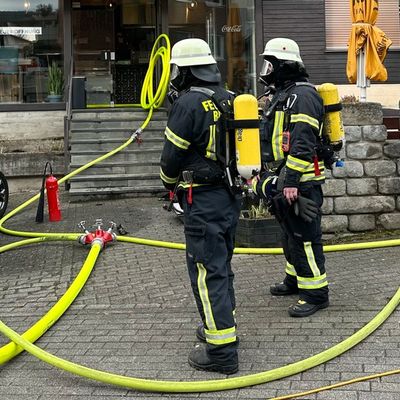 FW Rösrath: Brand in Lüftungsanlage - Feuerwehreinsatz während Forsbacher Karnevalszug