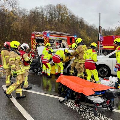 FW Ratingen: Verkehrsunfall mit drei PKW - Eine Person schwer verletzt
