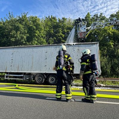 FW-MK: Lkw-Brand auf der Autobahn
