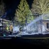 FW-E: Brand von Holzunterstand und Carports in Bochold - Mehrere Fahrzeuge brennen aus