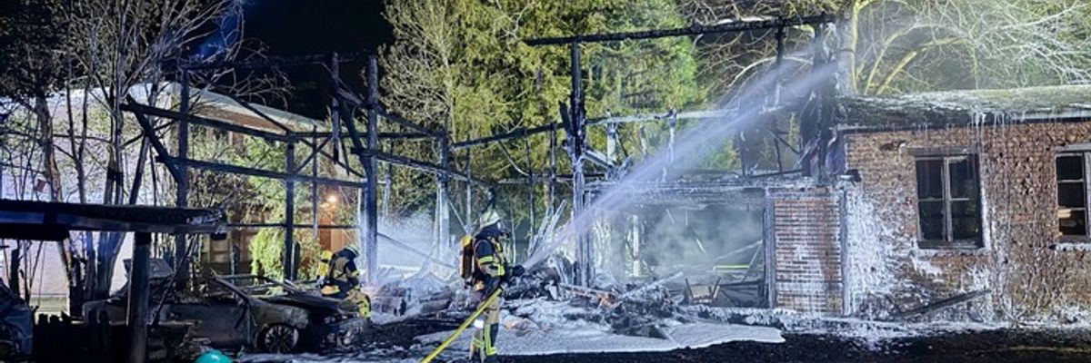 FW-E: Brand von Holzunterstand und Carports in Bochold - Mehrere Fahrzeuge brennen aus