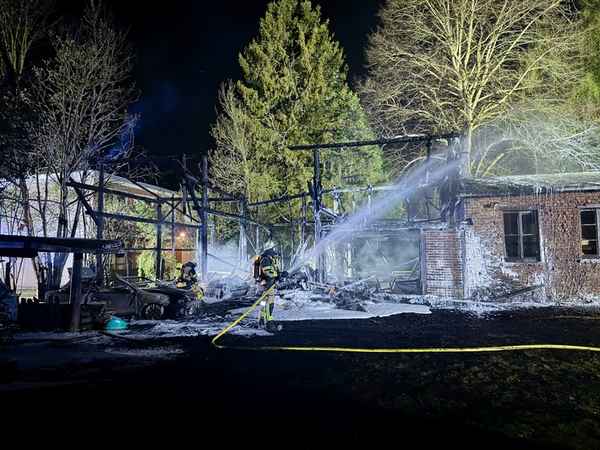 FW-E: Brand von Holzunterstand und Carports in Bochold - Mehrere Fahrzeuge brennen aus