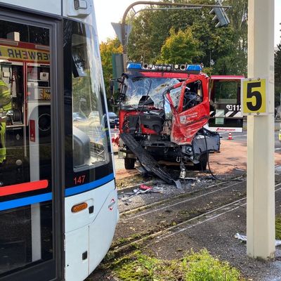 FW-EN: Löschfahrzeug kollidiert mit Straßenbahn