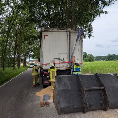 FW-OLL: LKW beschädigt Auflieger - Feuerwehr Littel sichert Ladung auf der Huntloser Straße