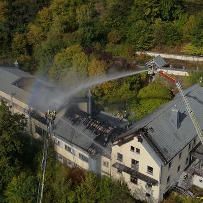 FW-Lohmar: Aufwändiger Großeinsatz: Gebäudebrand in Lohmar-Kreuznaaf