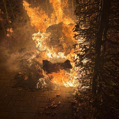 FW Neumünster: Mehrere Mülltonnen brennen in der Neumünsteraner Innenstadt