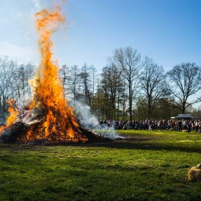FW Norderstedt: Osterfeuer der Freiwilligen Feuerwehr Harksheide