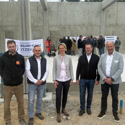 RKiSH: Richtfest für neue Rettungswache Nordoe: Klinikum Itzehoe und RKiSH stärken die Notfallversorgung der Region Rohbau steht nach weniger als fünf Monaten Bauzeit | Einzug für Dezember 2026 geplant