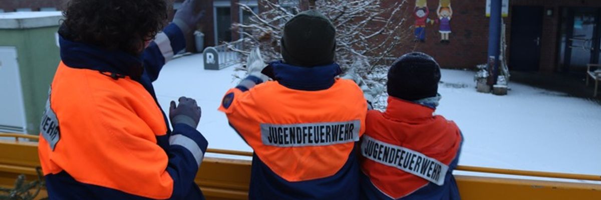 FW Gangelt: Jugendfeuerwehr Gangelt sammelt Weihnachtsbäume trotz winterlicher Witterung ein