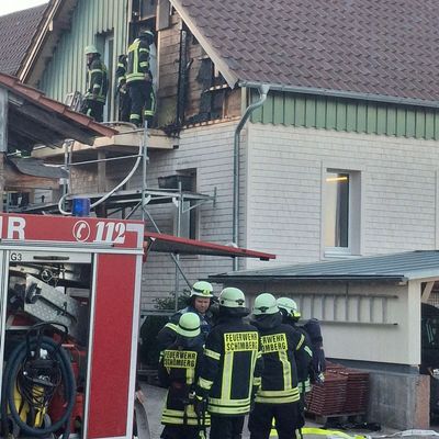 KFV-CW: Fassadenbrand an Schreinerei/Schnelles Eingreifen der Feuerwehr verhindert Großbrand