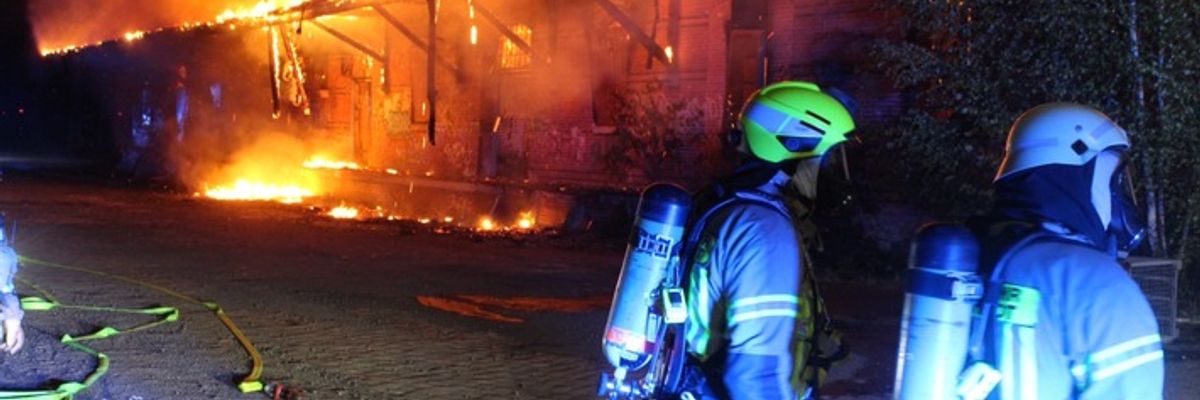 FW Helmstedt: Leerstehende Lagerhalle in Vollbrand