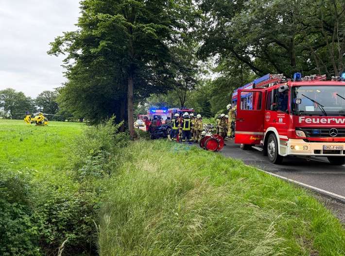 FW Osterholz-Scharm.: Verkehrsunfall mit eingeklemmter Person in Teufelsmoor