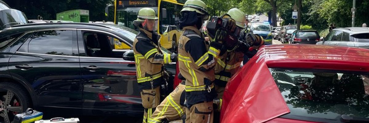 FW-E: Technische Rettung nach Verkehrsunfall - zwei verletzte Personen