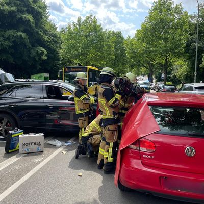 FW-E: Technische Rettung nach Verkehrsunfall - zwei verletzte Personen