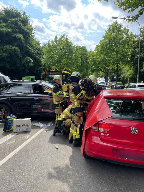 FW-E: Technische Rettung nach Verkehrsunfall - zwei verletzte Personen