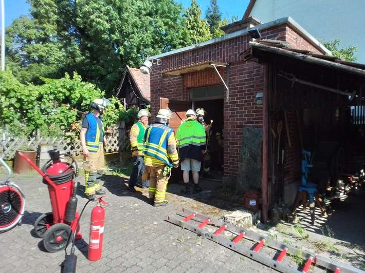 FW Weinheim: Trafostationsbrand in Lützelsachsen. Feuerwehr Weinheim bei extremer Hitze im Einsatz.
