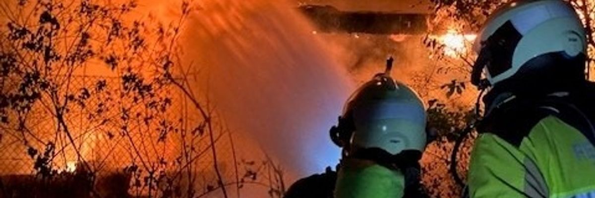 FW Dresden: Brand einer Gartenlaube