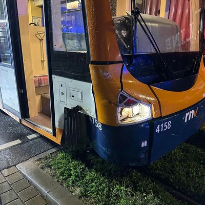 FW Weinheim: Verkehrsunfall mit Straßenbahn sorgt für Feuerwehreinsatz in der Mannheimer Straße