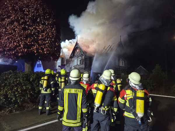 FW-ROW: Wohnhausbrand in Rotenburg - Großbrand in der Nacht