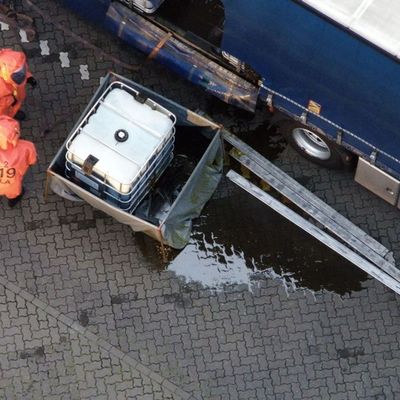 FW Lehrte: Auslaufende Flüssigkeit sorgt für Großeinsatz auf dem Rastplatz Röhrse an A2