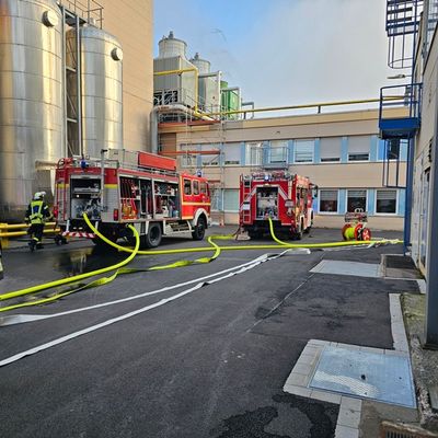 FW-AR: Brand in Gewerbebetrieb / Feuerwehr verhindert größere Schäden