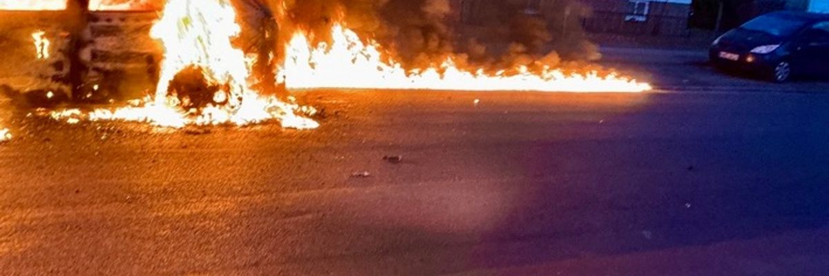 FW Lehrte: PKW gerät während der Fahrt in Brand