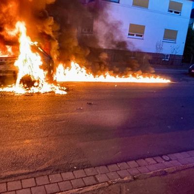 FW Lehrte: PKW gerät während der Fahrt in Brand