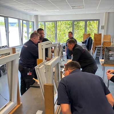 FW Weinheim: Feuerwehr Weinheim baut Kompetenz bei Türöffnungen weiter aus