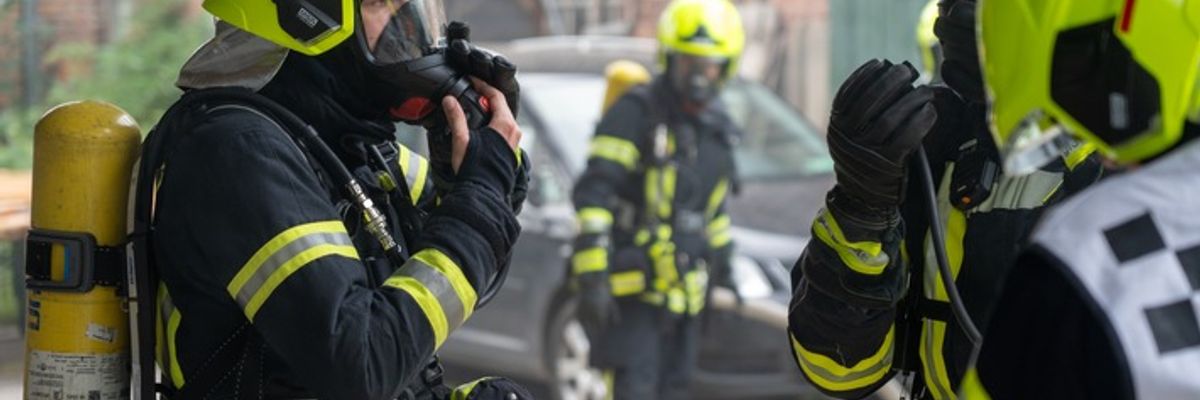 FW Flotwedel: Großangelegte Alarmübung in Wienhausen - Fahrzeugbrand weitet sich zu Werkstattbrand aus
