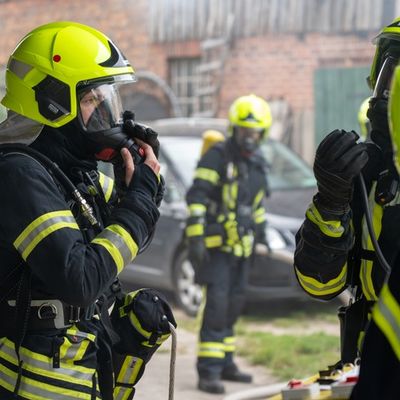 FW Flotwedel: Großangelegte Alarmübung in Wienhausen - Fahrzeugbrand weitet sich zu Werkstattbrand aus