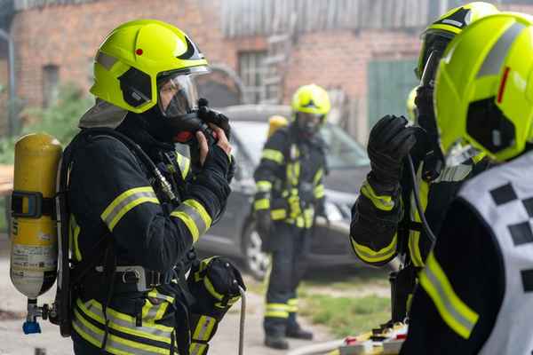 FW Flotwedel: Großangelegte Alarmübung in Wienhausen - Fahrzeugbrand weitet sich zu Werkstattbrand aus