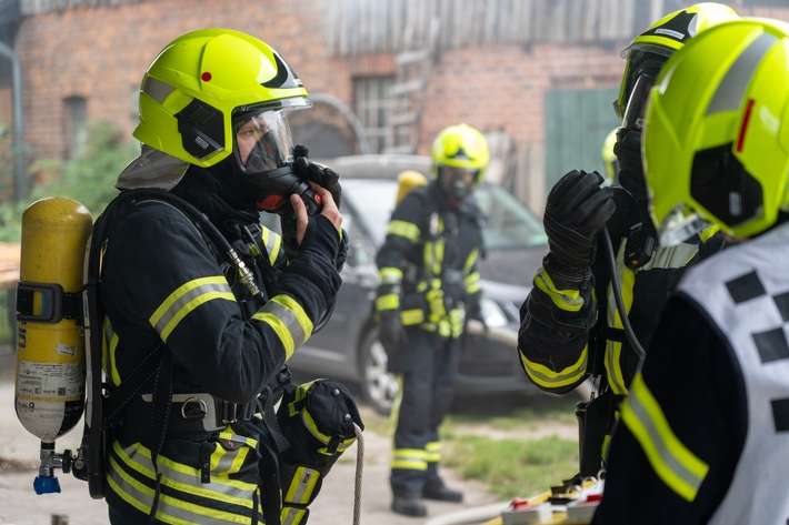 FW Flotwedel: Großangelegte Alarmübung in Wienhausen - Fahrzeugbrand weitet sich zu Werkstattbrand aus
