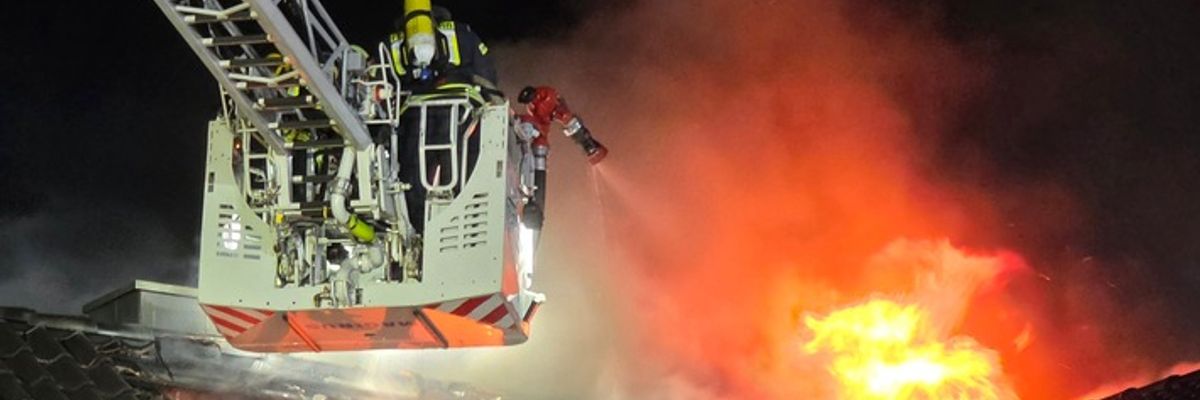 FW Celle: Dachstuhlbrand in Groß Hehlen - Einsatzende (Gesamtbericht)